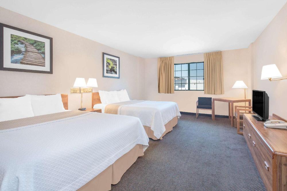 Queen Room with Two Queen Beds - Pet Friendly/Non-Smoking interior