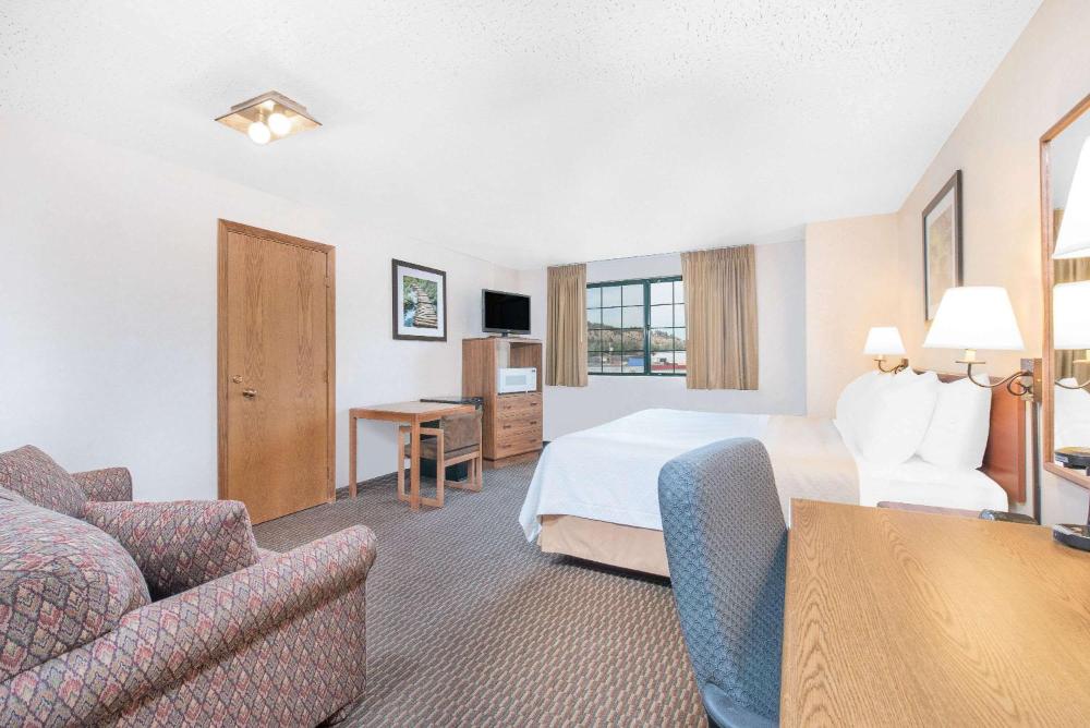King Room - Non-Smoking interior